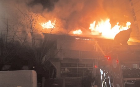 Magazin mistuit de flăcări, au intervenit șase autospeciale de pompieri