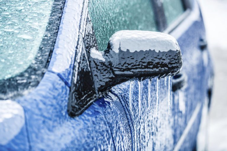 Nu uitați: utilizarea anvelopelor de iarnă este obligatorie atunci când se circulă pe drumuri acoperite cu zăpadă, gheaţă sau polei