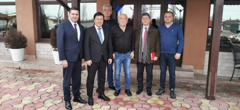 Ministrul Economiei, Florin Spătaru, europarlamentarul Mihai Tudose și președintele CJ, Corneliu Ștefan au discutat cu liderii de sindicat din industria de apărare de la Mija