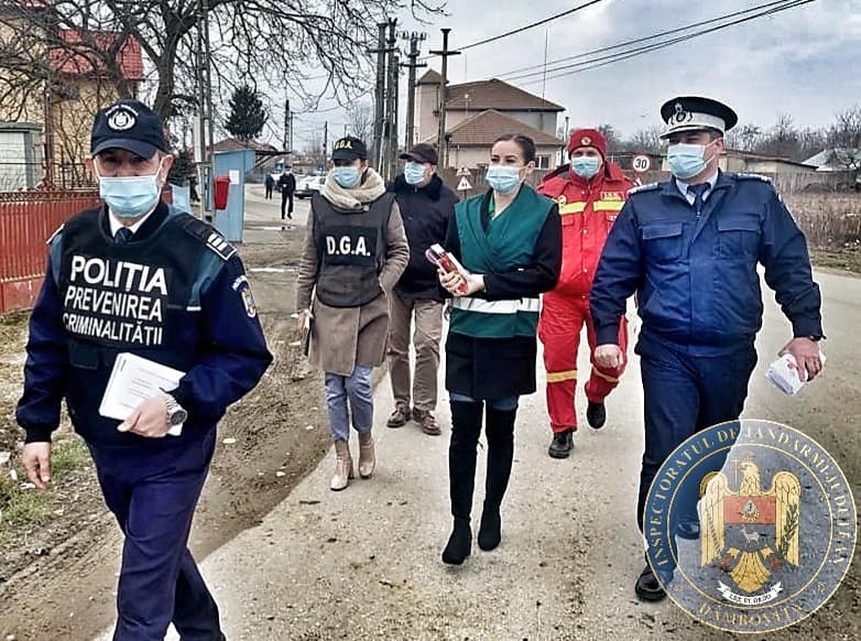 Jandarmii în cooperare cu polițiștii, pompierii și reprezentanți ai Serviciului Județean Anticorupție Dâmbovița au organizat o acțiune de informare a cetățenilor pentru prevenirea faptelor care le-ar putea pune în pericol siguranța, a faptelor de corupție, precum și despre respectarea măsurilor de prevenire a incendiilor la locuințe și în gospodării din mediul rural.