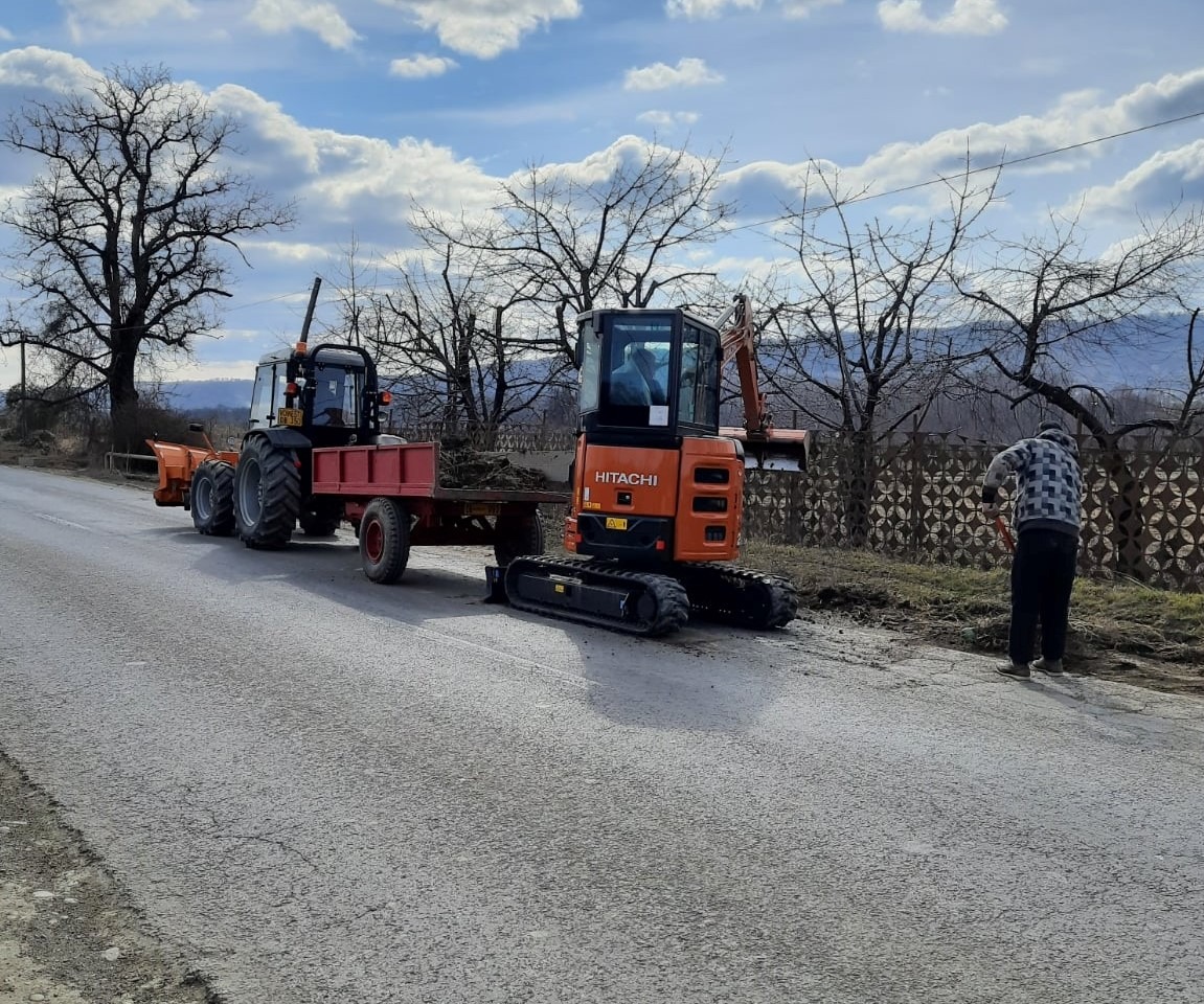 Vești bune, se asfaltează strada Muret din satul Voinești, administrația locală condusă de primarul Dănuț Gabriel Sandu și viceprimarul Constantin Popa, a reușit să atragă noi fonduri europene pentru îmbunătățirea infrastructurii locale din comuna Voinești. a fost semnat contractul de finanțare privind modernizarea prin asfaltare a străzii Muret

din satul Voinești. Acest proiect va fi realizat prin GAL Valea Ialomiței și vizează 350 ml de drum, amenajarea de șanțuri betonate cu canivouri pe ambele părți și vor fi realizate șase podețe de acces la proprietăți și în gospodării. Pentru realizarea acestui proiect, 98.500 euro vor fi bani europeni, iar 250.000 de lei va fi contribuția din bugetul local. În  perioada următoare, conform procedurilor legale, se va trece la achiziția publică privind proiectarea și execuția lucrării.

La Voinești, vor fi realizate stații de încărcare mașini electrice

 Veștile bune nu se opresc aici, administrația de la Voinești a depus și un proiect pentru a obține finanțare prin Administrația Fondului de Mediu, noua investiție -„Stații de încărcare mașini electrice în comuna Voinești”. Acest proiect, în momentul finalizării sesiunii de depunere, va trece în etapa de evaluare, după care se va face

notificarea pentru semnarea contractului de finanțare.

 Curățenie de primăvară în toată comuna Voinești

 Vremea bună a permis ca administrația  locală  să desfășoare în satul Gemenea- Brătulești, decolmatarea șanțurilor pe ambele părți ale DN 72A. Această acțiune se face cu salariații Primăriei și beneficiarii de ajutor social.Cu salariații din Primărie, folosind

utilajele din dotare, s-a realizat balastarea  drumul ce face legătura între strada Iugulești și strada Cândea (zona Hoagă) din satul Gemenea-Brătulești. Din cauza precipitațiilor din ultima perioadă, acest drum devenise aproape impracticabil. Lucrările de acest gen vor continua și în perioada următoare.



O spălătorie proprie cu circuit închis

 PREMIERĂ în Dâmbovița, are un parc auto de 20 de utilaje la standarde europene, și în curând o spălătorie proprie cu circuit închis, asta înseamnă o administrație locală  care a demonstrat și va demonstra că se poate şi vrea o comună la standarde europene. Este nevoie doar să-ţi placă ceea ce faci, să fii dedicat unui ţel propus, să nu faci comparaţii şi să vrei cu adevărat ca în urma ta să rămână ceva. Primăria Voineşti are  un parc auto de utilaje, de invidiat, ce cuprinde 20 de utilaje ultramoderne pe care le folosește la lucrările  edilitare din întreaga comună. Administrația de la Voinești  a amenajat și un spațiu necesar garării utilajelor  din dotare. Trebuie să recunoaştem faptul că  Primăria Voineşti este singura unitate administrativă din judeţul Dâmboviţa care are un parc auto  la standarde europene şi care îşi asugură o mare parte din lucrările edilitare  în regie proprie

 

 Se amenajează o spălătorie modernă pentru întreținerea tuturor utilajelor din dotarea Primăriei Voinești

 

Cu sume alocate din bugetul local, administrația  de la Voinești, condusă de primarul Gabriel Dănuț Sandu și viceprimarul Constantin Popa, a demarat lucrările privind amenajarea unei spălătorii modern pentru întreținerea tuturor utilajelor din dotarea Primăriei. Spălătoria ce urmează a fi realizată va fi cu circuit închis (numai pentre cele 20 de utilaje din dotare), se află situată în spatele Primăriei (unde a funcționat cândva un service auto), se întinde pe o suprafa,ă de circa 700 mp care urmează a fi betonată și elicopterizată, se va construi o hală din fier și panouri de tip sendviș, de 90 mp, și va fi dotată cu pompe pentru apă rece și apă caldă cu două jeturi, unul cu apă și altul cu spumă și degresant. Valoarea totală a investi,iei este de 300.000 lei.

 

Primarul Gabriel Dănuţ Sandu şi viceprimarul Constantin Popa  se ocupă personal în buna desfăşurare a tuturor  activităţilor edilitare din comună.

 

Zicala potrivit căreia omul sfinţeşte locul, nu e vorbă în vânt, faptele vorbesc la Voinești.