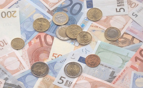 Analiștii văd euro la 5,0048 lei în octombrie