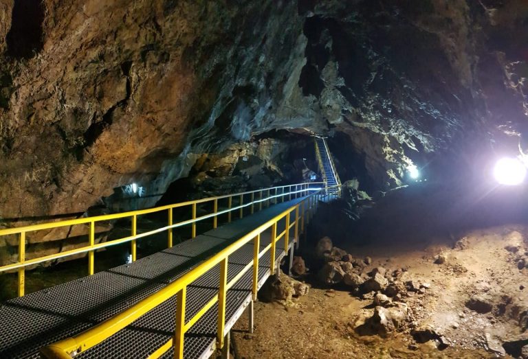 Începând cu data de 1 mai 2022, s-a trecut la programul de vară al vizitării Peșterii lalomiței