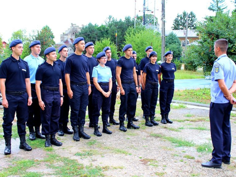 13 elevi jandarmi sunt în practică la Jandarmeria Dâmbovița 