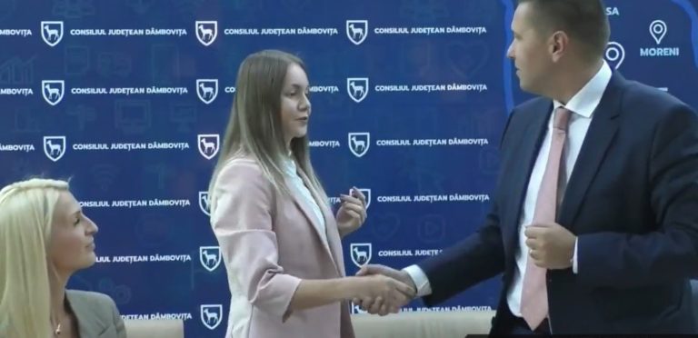 La CJ Dâmbovița s-au semnat contractele  de internship pentru cei nouă tineri care au trecut etapa de interviu