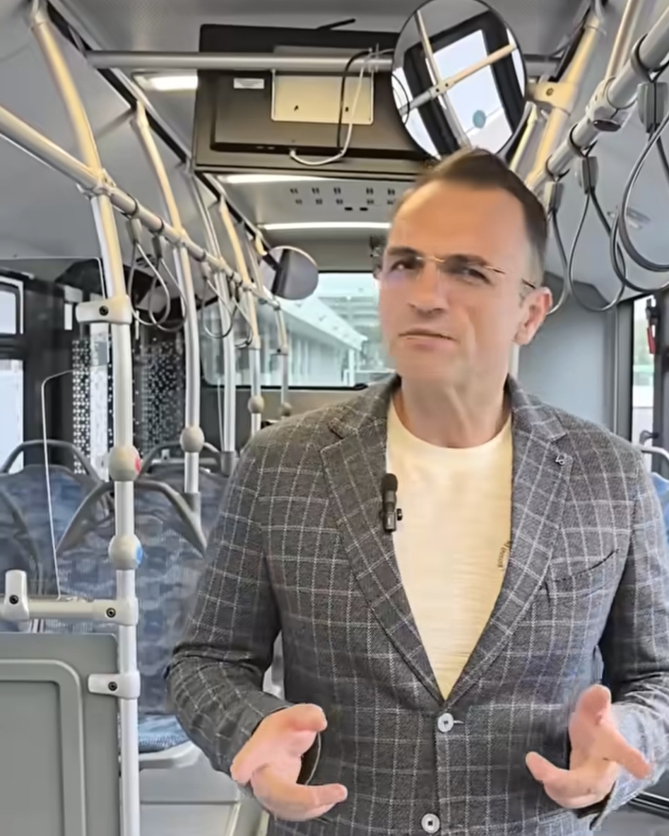 Elevii din Târgoviște circulă gratuit cu autobuzele Primăriei