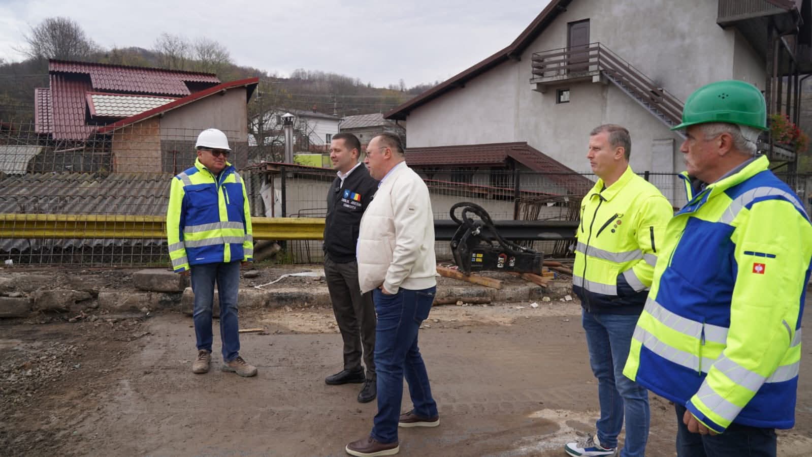 Lucrările la podul peste Pârâul Bizdidel, se montează grinzile