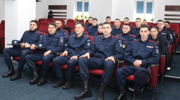 Inspectoratul de Jandarmi Județean „Mircea cel Bătrân” Dâmbovița a primit în această perioadă 19 elevi ai școlilor militare de subofițeri jandarmi din Drăgășani și Fălticeni, care vor efectua stagiul de practică până pe 24 iulie 2026