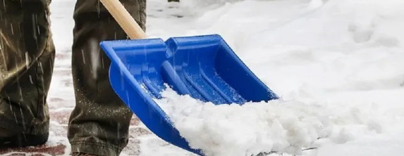 Românii care nu își curăță porțiunea de trotuar din fața casei riscă să primeascăo amendă situată între 200 și 500 de lei de la autoritățile locale