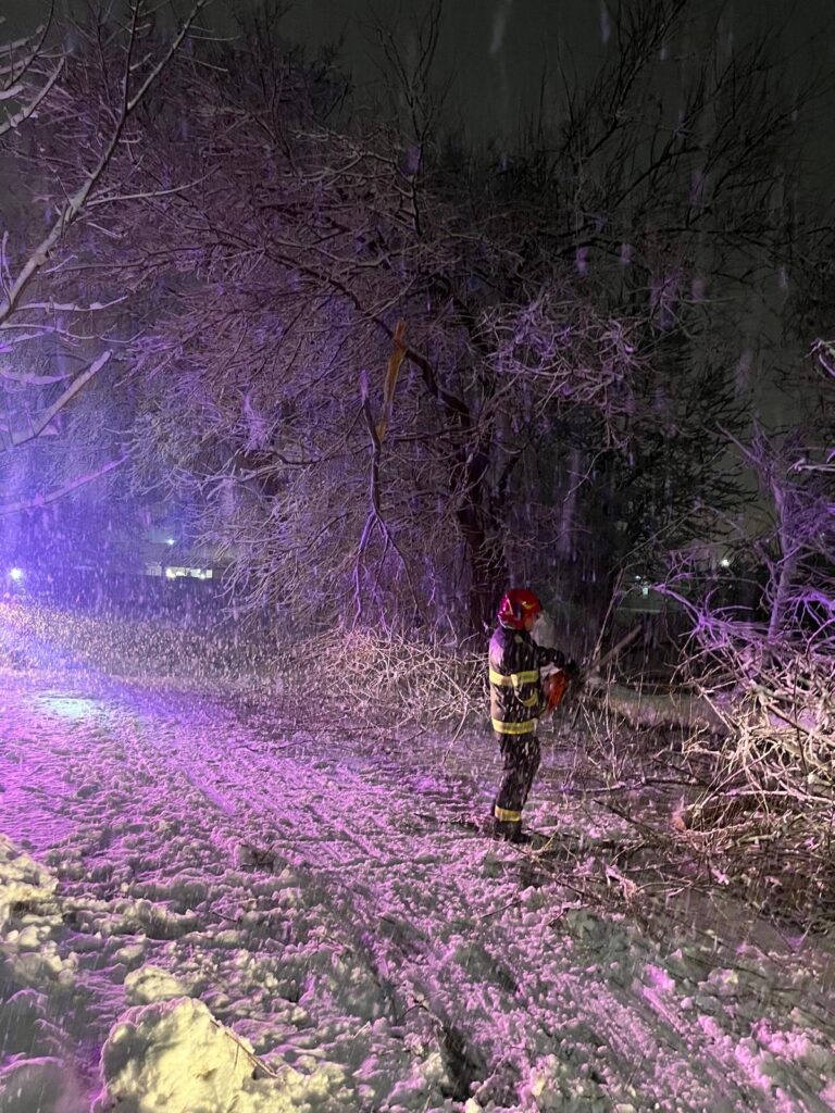 Valul de fenomene meteorologice severe care afectează județul Dâmbovița a produs avarii semnificative în rețeaua de alimentare cu energie electrică, lăsând zeci de mii de locuințe în întuneric